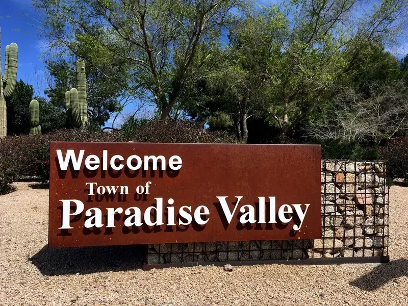 Paradise Valley town sign