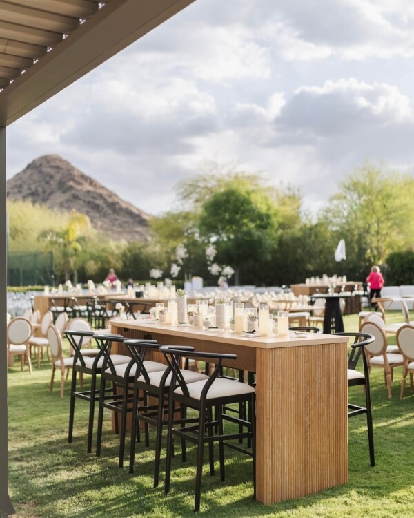 There’s elegance in simplicity 🖤🤍nancymantei_eventsaz christieknightphotography 
jheventsflowerdesign 

outdoorwedding luxuryweddingdesign eventdecor summerwedding eventrentals